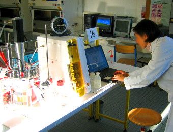 Utilisation d'un bioréacteur de laboratoire, lycée Paul Eluard de St-Denis (photo A.Gaudin)