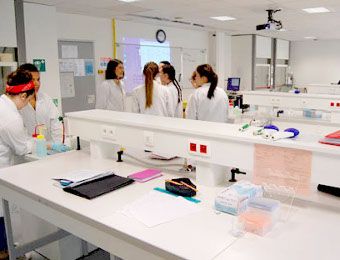 Un professeur montre comment utiliser un pilote industriel à un étudiant, lycée Paul Eluard/Vauquelin (photo A.Gaudin)