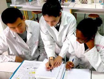 Travail en groupe, lycée Paul Eluard de St-Denis (photo A.Gaudin)